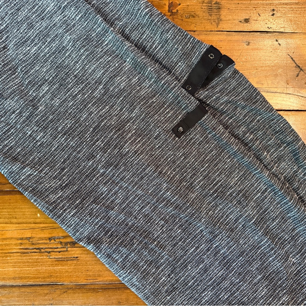 Lululemon Vinyasa scarf in grey and black